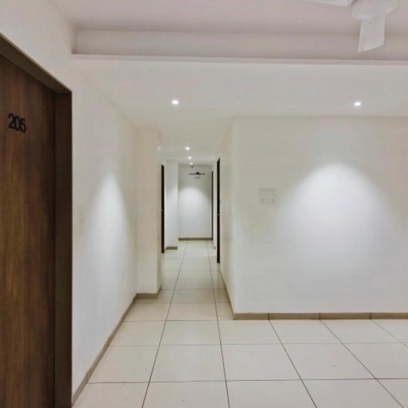 Hotel Regency Surat Exterior foto