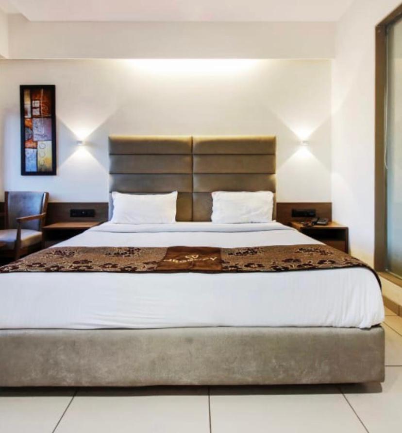 Hotel Regency Surat Exterior foto