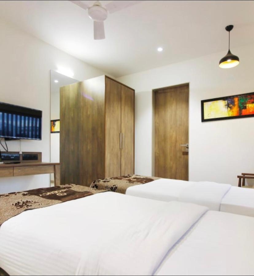 Hotel Regency Surat Exterior foto
