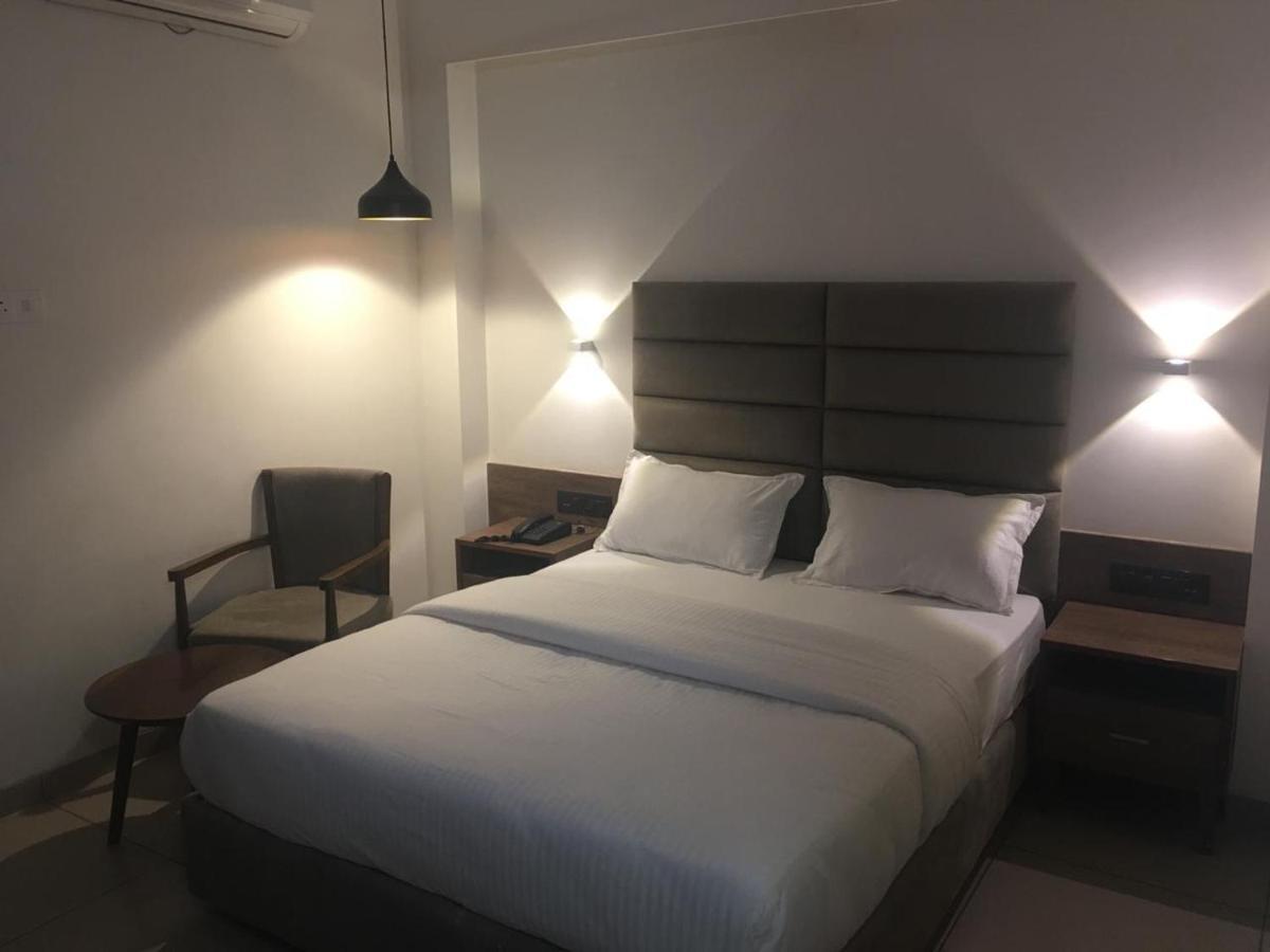 Hotel Regency Surat Exterior foto